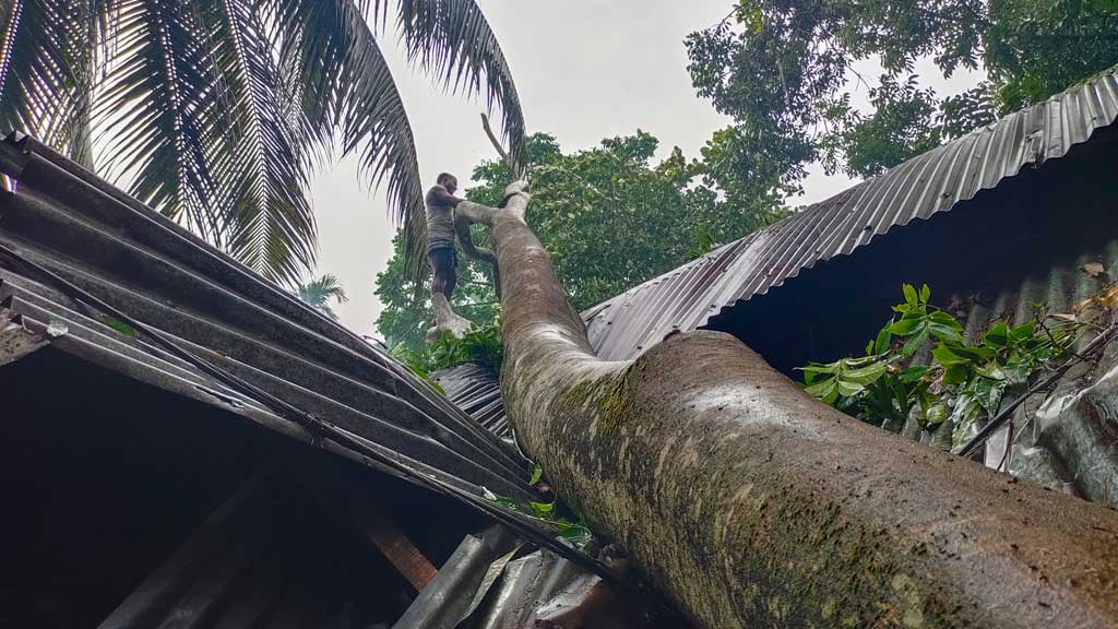 কালবৈশাখীতে বিদ্যুৎ-বিচ্ছিন্ন বরিশালের ৪ উপজেলা, ঈদের আগে চরম ভোগান্তি
