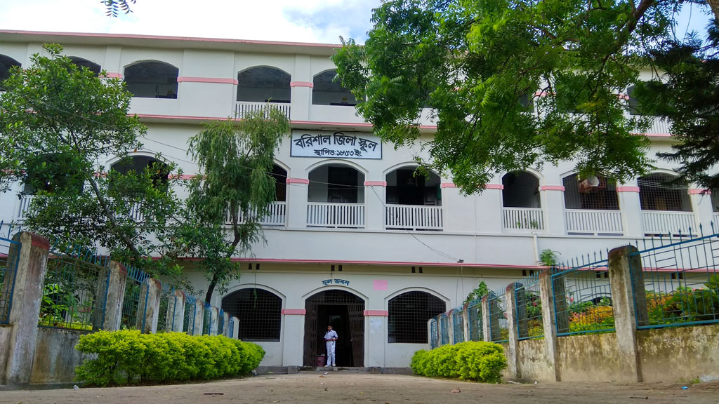 বরিশাল জিলা স্কুল: ঝুঁকির অজুহাতে ৬৫
গাছ কাটার আয়োজন