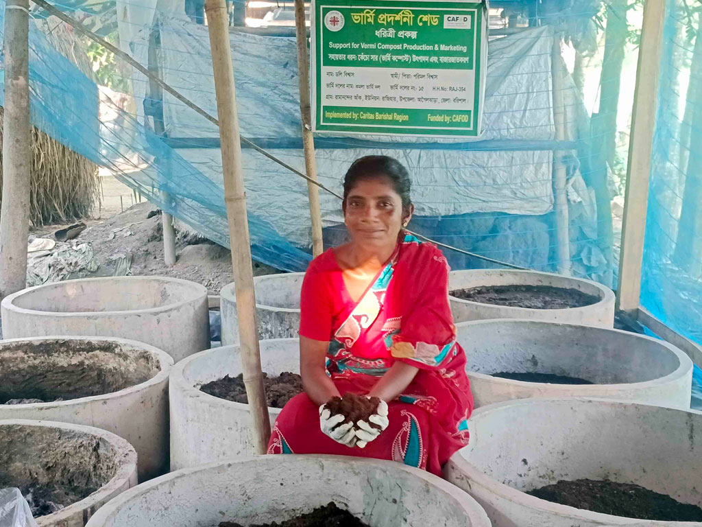 কেঁচো সার তৈরি করে স্বাবলম্বী ডলি বিশ্বাস