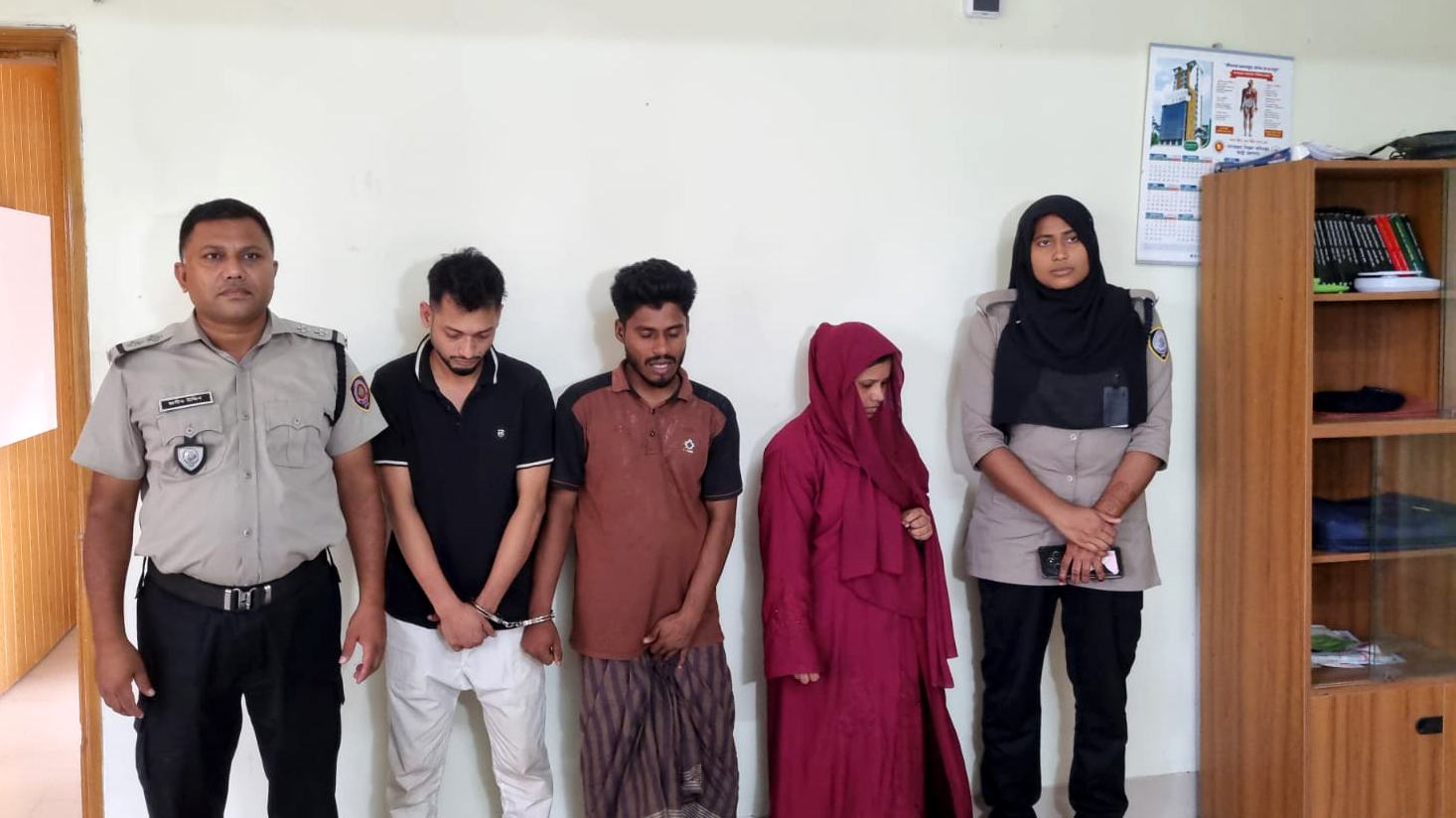 মাদকের আস্তানায় অভিযান, টিনের চাল বেয়ে পালানোর চেষ্টা এএসআইয়ের