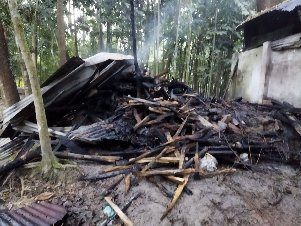 মেহেন্দীগঞ্জে জামায়াত নেতার বাড়িতে দুর্বৃত্তের আগুন, ককটেল বিস্ফোরণ