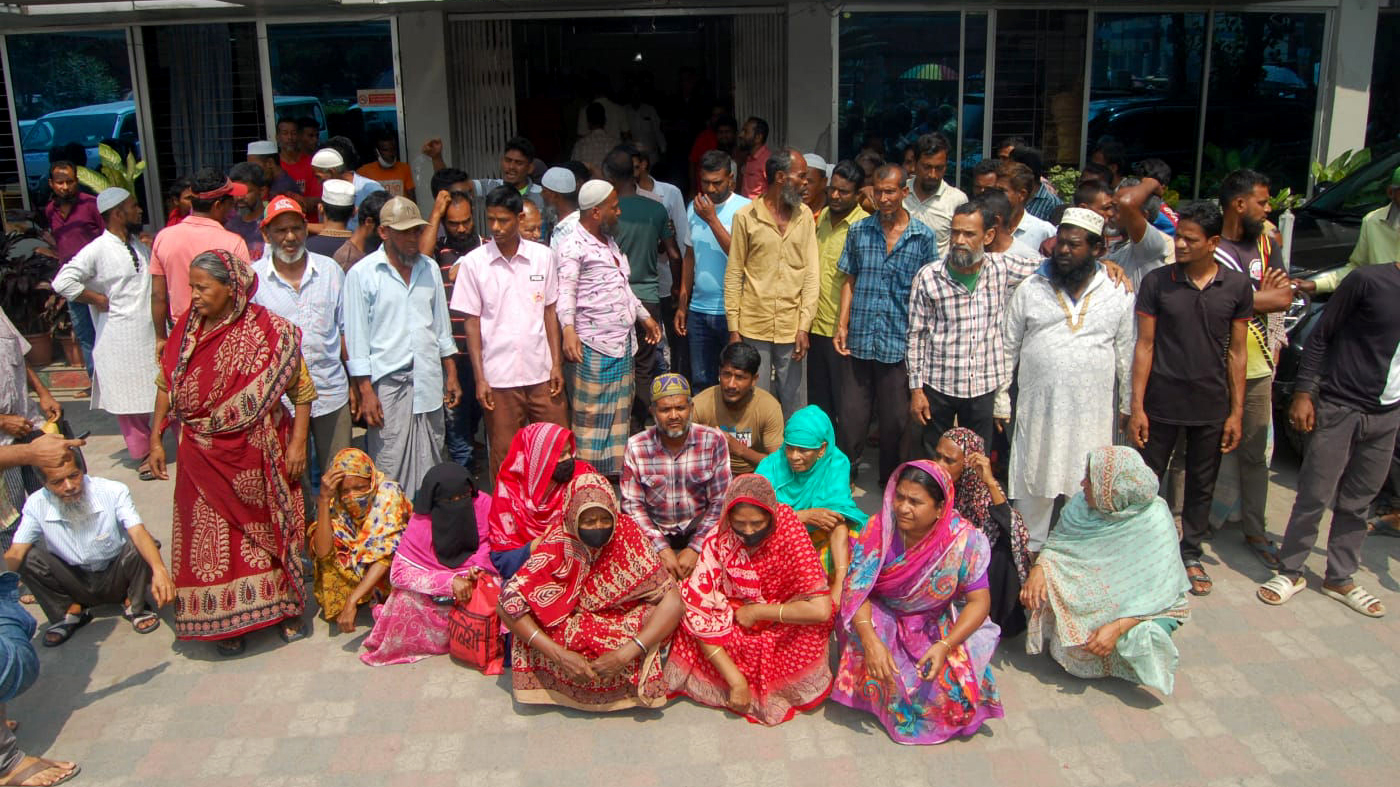বেতন-বোনাসের দাবিতে বিসিসির পরিচ্ছন্নতাকর্মীদের বিক্ষোভ
