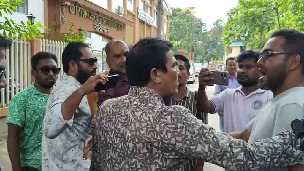 ‘দোসর’ আখ্যা দিয়ে শিক্ষা প্রকৌশলীর বিরুদ্ধে মানববন্ধন, ঠিকাদারদের বাধা