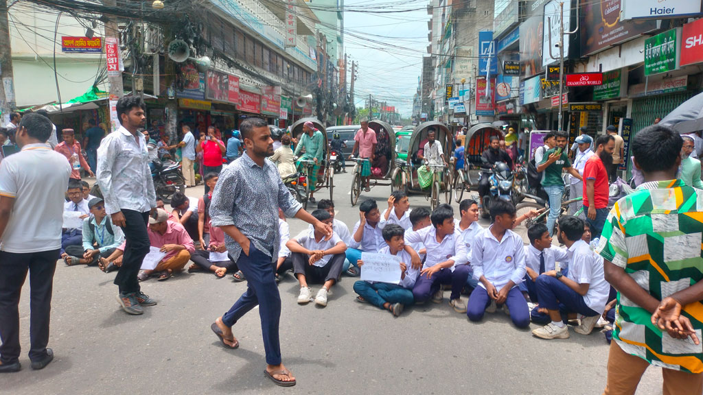 বরিশালে স্বাস্থ্য খাত সংস্কারের দাবিতে ৪ স্থানে সড়ক অবরোধ, যাত্রীদের চরম ভোগান্তি