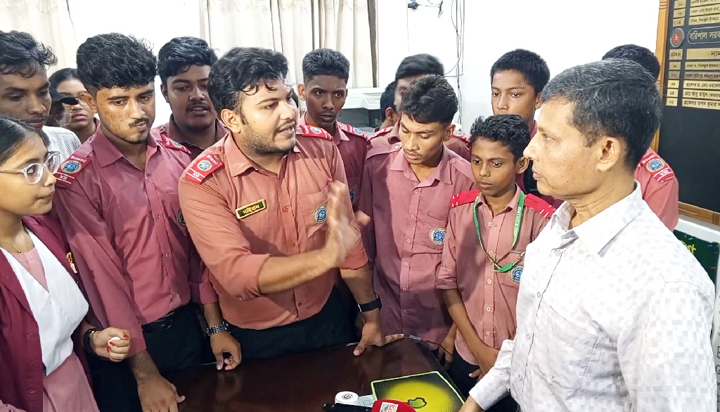 ‘প্রাথমিক শাখা’ চালুর গুজবে ক্লাসবর্জন করে বিক্ষোভ শিক্ষার্থীদের