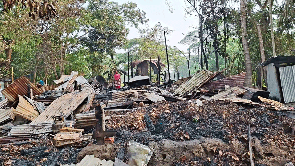 আগৈলঝাড়ায় অগ্নিকাণ্ডে ৪ ঘর পুড়ে ছাই, তিন পরিবার নিঃস্ব