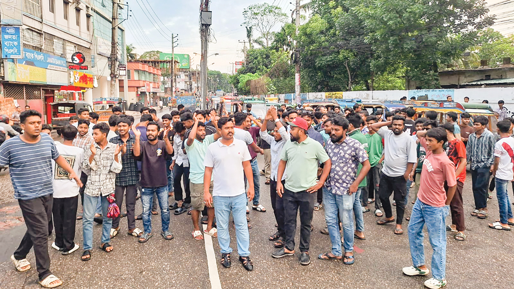 নতুন কমিটি নিয়ে জেলায় জেলায় অবরোধ, বিক্ষোভ, সংঘাত