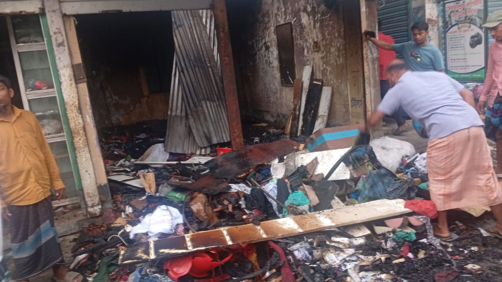 গভীর রাতে অগ্নিকাণ্ডে ৩টি দোকান ভস্মীভূত