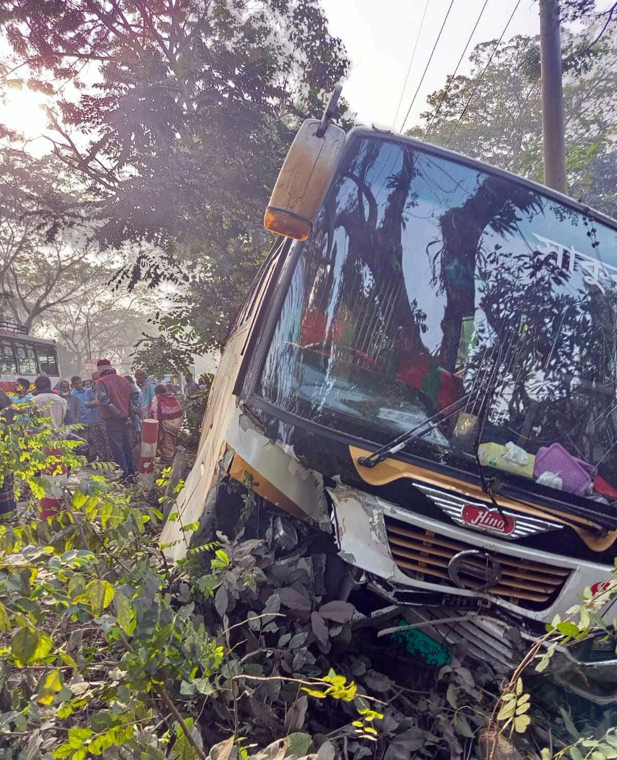 উজিরপুরে বাসচাপায় প্রাণ হারালেন ব্যাংক কর্মকর্তা