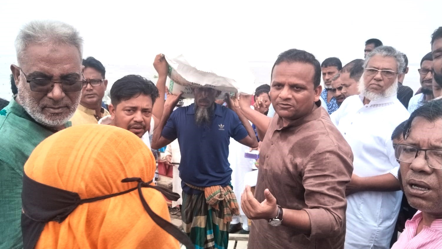 নদীভাঙনে গৃহহীন ২০০ পরিবারের মাঝে চাল বিতরণ