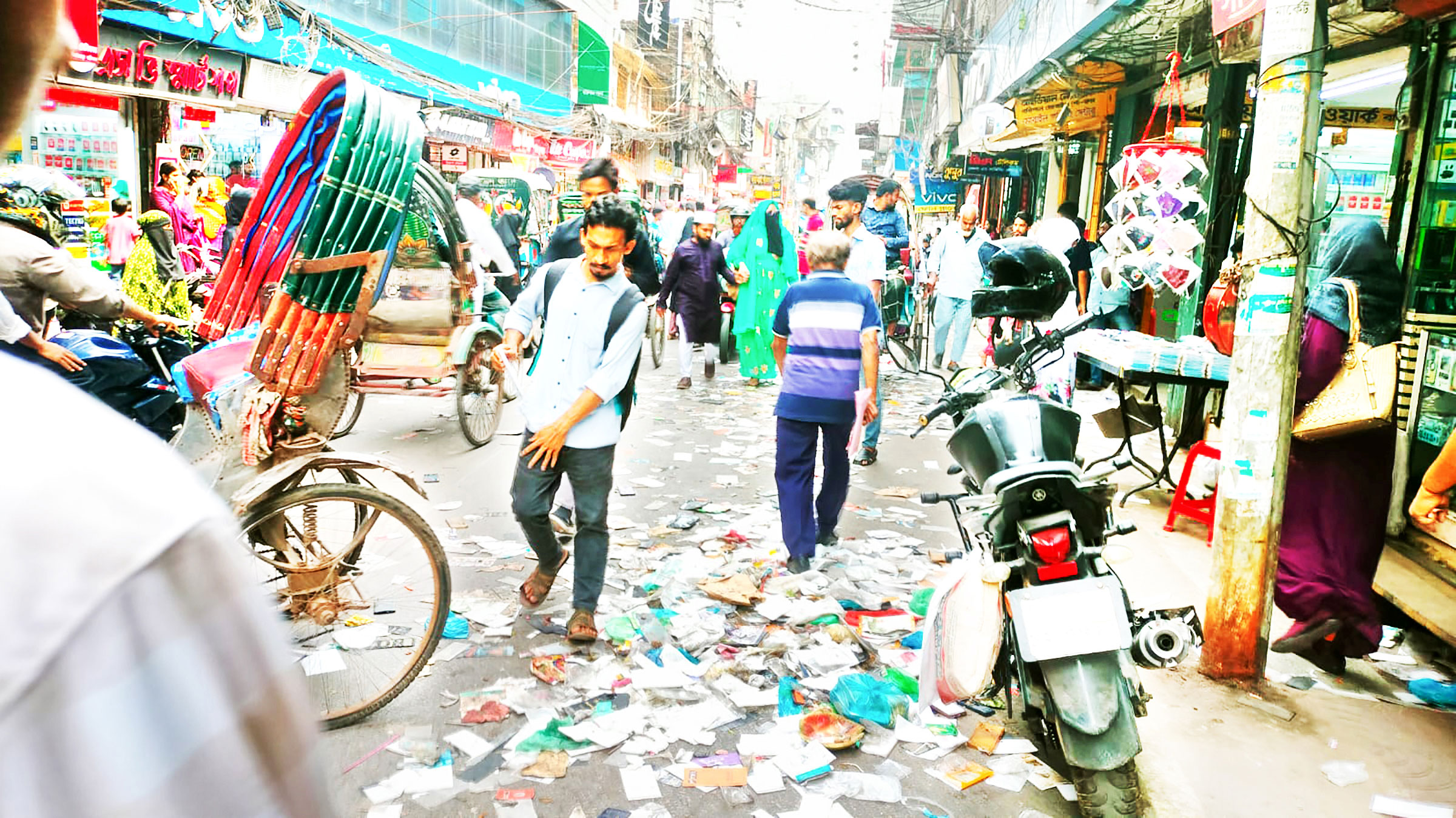 নগরজুড়ে বর্জ্যের স্তূপ
ভোগান্তিতে পথচারীরা