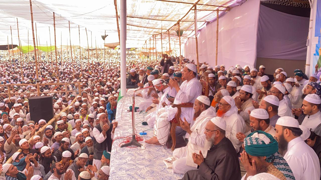 চরমোনাইর বার্ষিক মাহফিল: আখেরি মোনাজাতে চাঁদাবাজ থেকে দেশকে রক্ষার প্রার্থনা