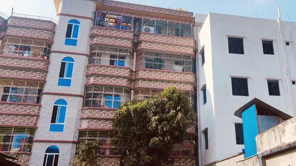 বরিশালে হেলে পড়েছে ৫তলা ভবন, এলাকায় আতঙ্ক