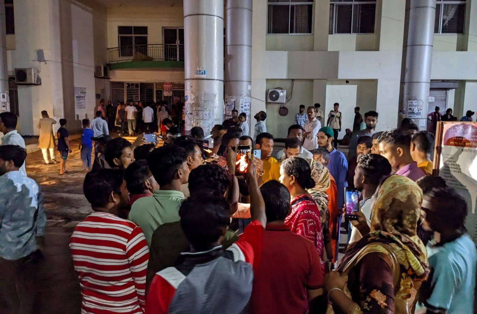 শেবাচিম হাসপাতালে আগুন: নামানোর সময় দুই রোগীর মৃত্যু, অক্সিজেন সংকটের অভিযোগ