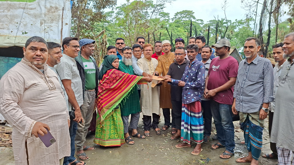 আগৈলঝাড়ায় অগ্নিকাণ্ডে ক্ষতিগ্রস্ত তিন পরিবারকে জেলা পরিষদের আর্থিক সহায়তা