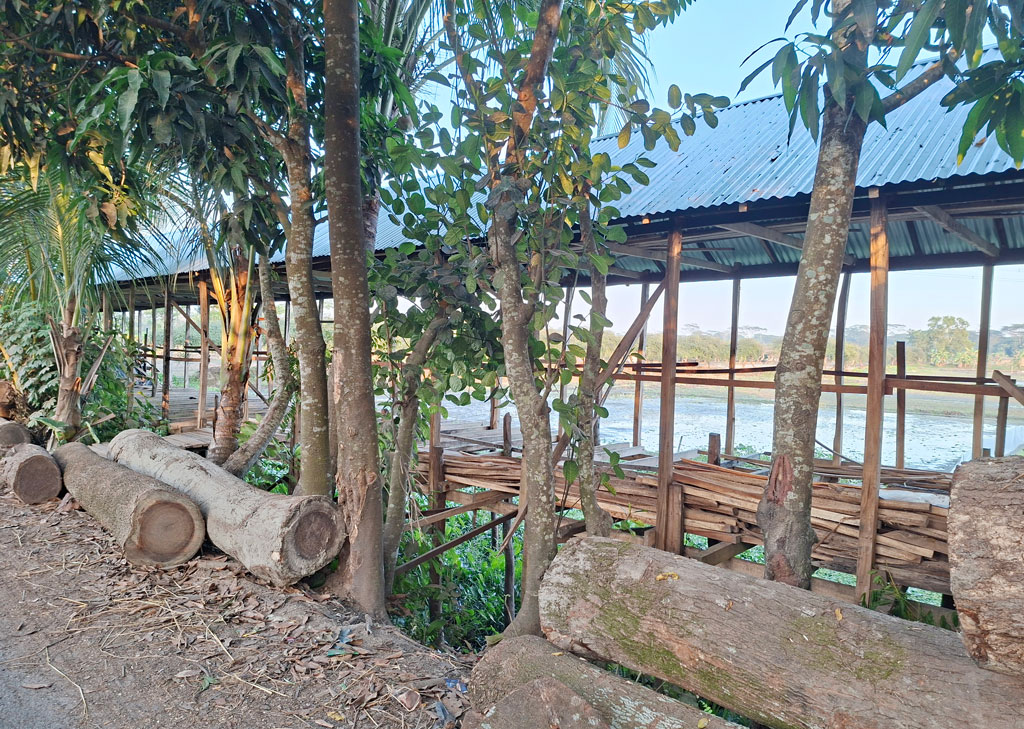 প্রশাসনের নিষেধাজ্ঞা উপেক্ষা করে সরকারি খাল দখল, অবৈধ দোকানঘর নির্মাণ