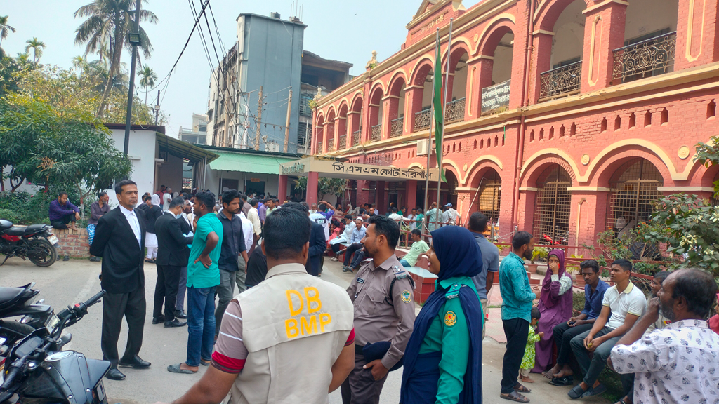 বরিশালে এজলাসে ভাঙচুর: ১২ আইনজীবীর সনদ বাতিল চেয়ে বার কাউন্সিলে আবেদন