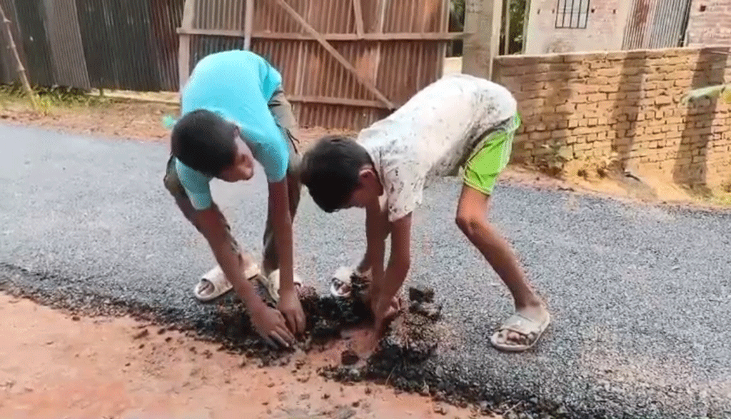 হাতের টানেই উঠছে সড়কের পিচ, কাজ বন্ধ করে দিলেন স্থানীয়রা