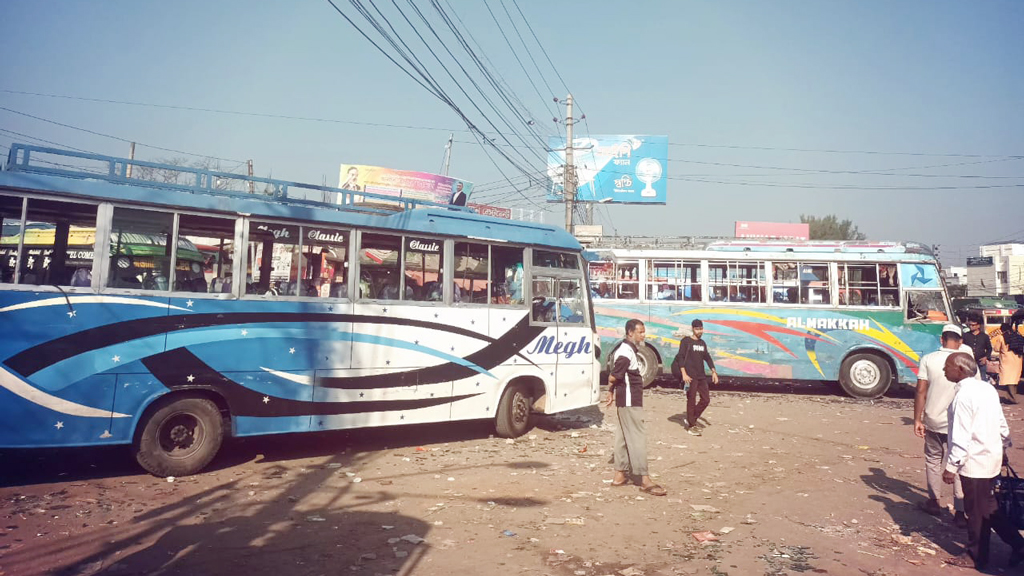 শিক্ষার্থী-শ্রমিক সংঘর্ষের জেরে বরিশালে বাস চলাচল বন্ধ, দুর্ভোগে যাত্রীরা