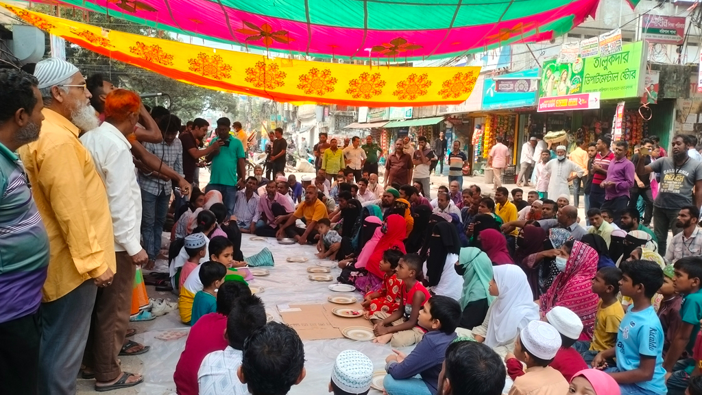 অপসো স্যালাইন ফার্মাতে ৫৭০ শ্রমিক ছাঁটাই: থালা নিয়ে রাস্তায় সন্তানেরা