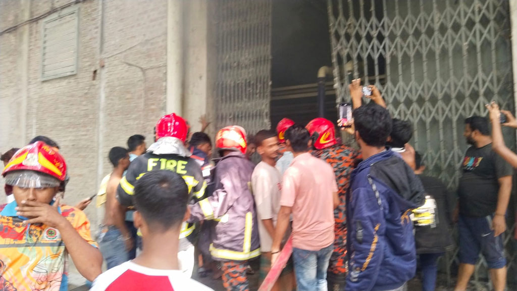 বরিশাল বিসিক শিল্পনগরীতে সুতার কারখানায় অগ্নিকাণ্ড