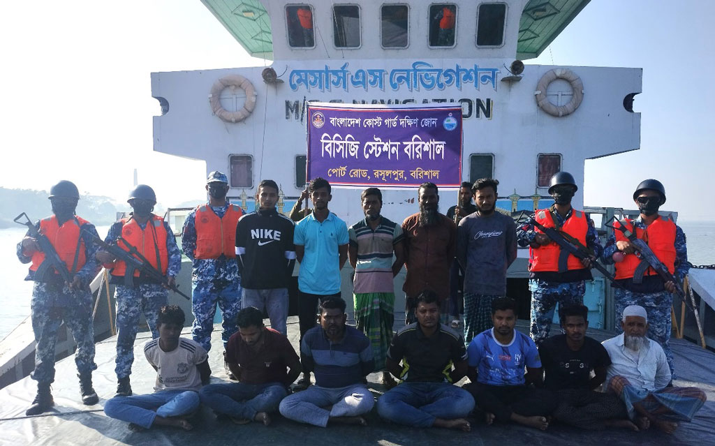 বরিশালে ১১০০ টন চোরাই কয়লা জব্দ, লাইটার ভেসেলসহ আটক ১২