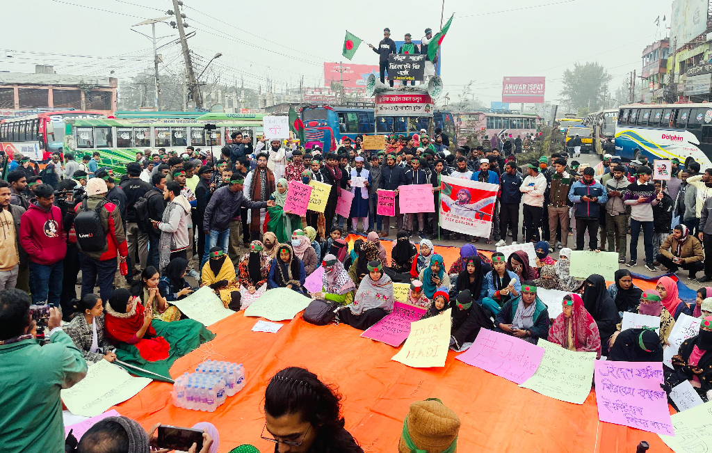 হাদি হত্যার বিচারের দাবিতে ঢাকা-বরিশাল মহাসড়ক অবরোধ