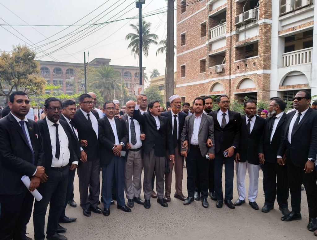 আ.লীগ নেতাকে জামিন: বরিশালে আইনজীবীদের আদালত বর্জন, বিক্ষোভ