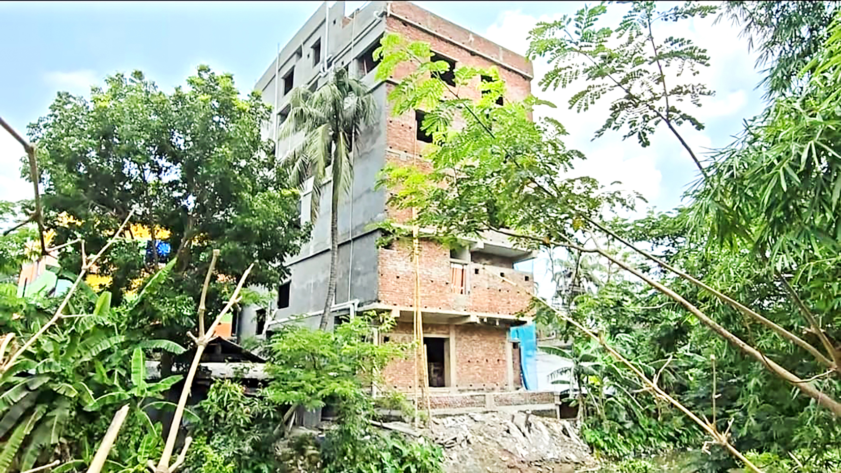 বাকেরগঞ্জ: খাল দখল করে বহুতল ভবন, মানা হয়নি নকশা