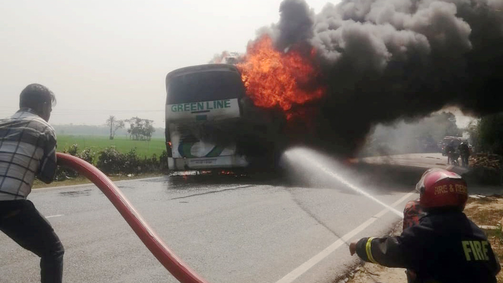 বরিশালে গ্রিন লাইনের চলন্ত বাসে আগুন, প্রাণে রক্ষা ২০ যাত্রীর