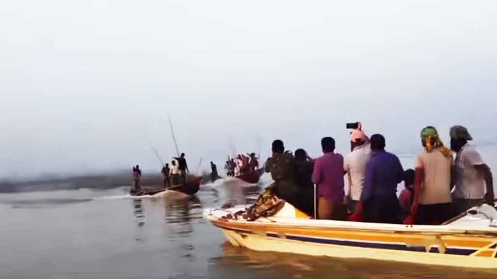 ইলিশ শিকারিদের হামলা, ফাঁকা গুলি ছুড়ে ফিরে এলেন অভিযানকারীরা