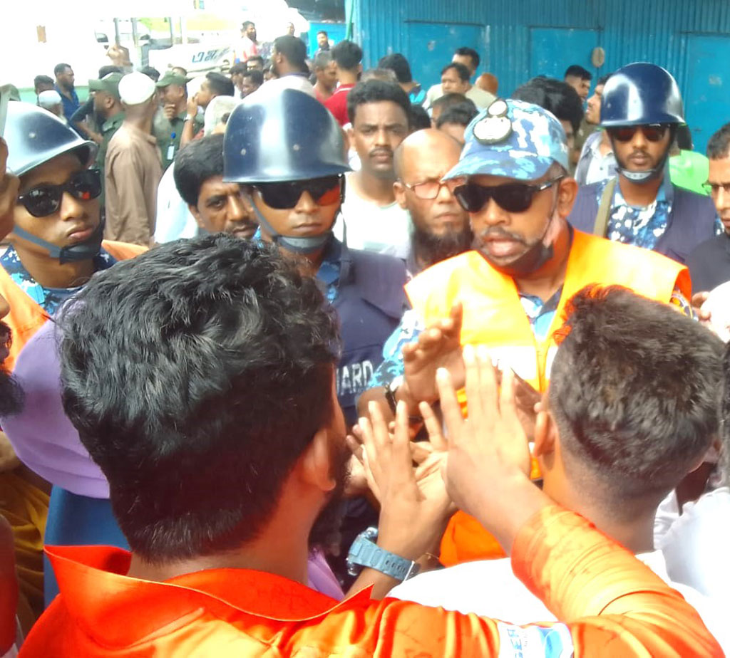 দায়িত্ব পালনে কোস্ট গার্ডকে বাধা, লঞ্চ মালিক-শ্রমিকের বিরুদ্ধে মামলা, গ্রেপ্তার ২
