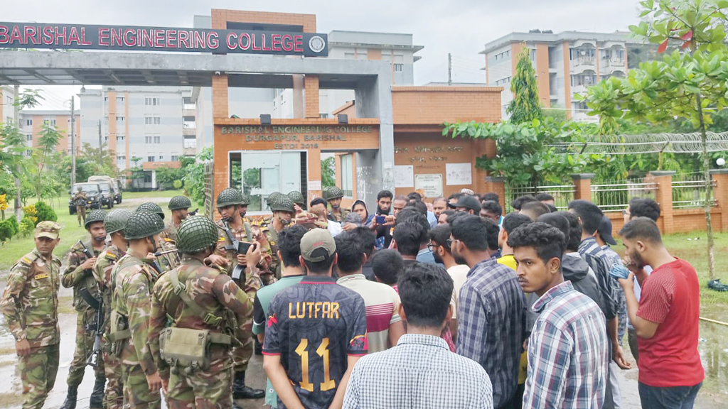 ৪ ঘণ্টা মহাসড়ক ব্লকেড ইঞ্জিনিয়ারিং শিক্ষার্থীদের, লাঠিপেটায় আহত ২০