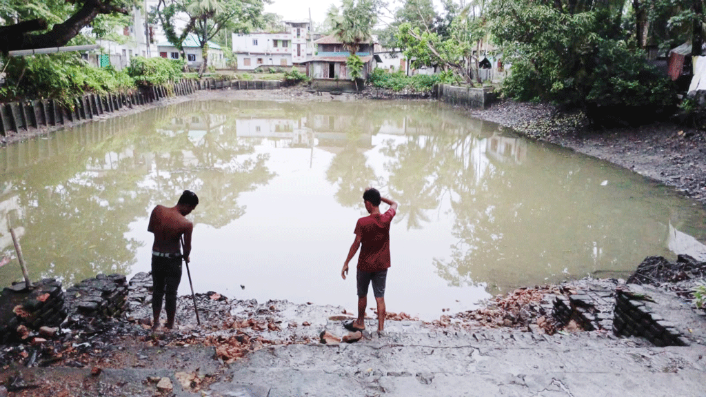 বরিশালে এলাকাবাসীর বাধায় শত বছরের পুরোনো পুকুর ভরাট বন্ধ