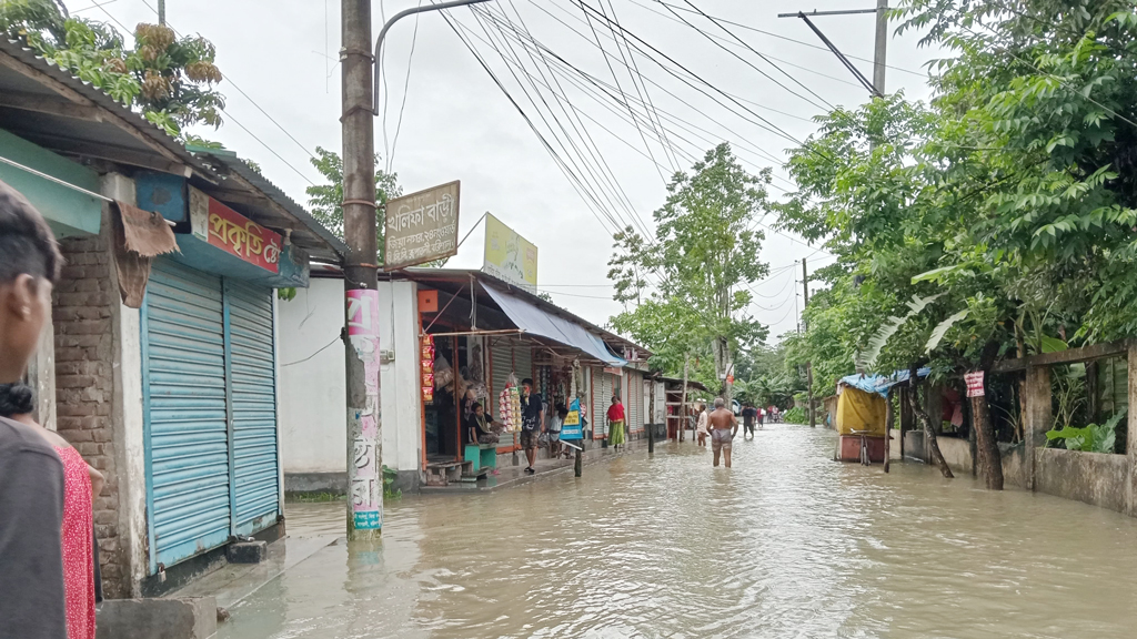 বরিশালে সব নদ-নদীর পানি বিপৎসীমার ওপরে, বন্ধ লঞ্চ চলাচল