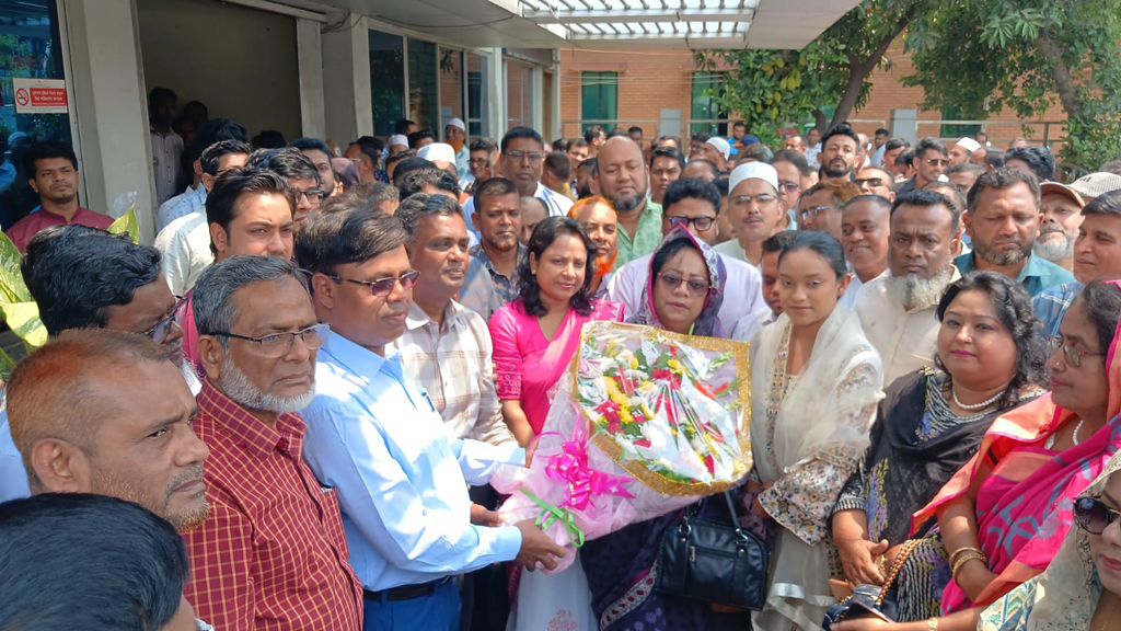 শুভেচ্ছা জানিয়ে টানানো ব্যানার ছিঁড়ে ফেললেন বিসিসির প্রশাসক, এলেন রিকশায়