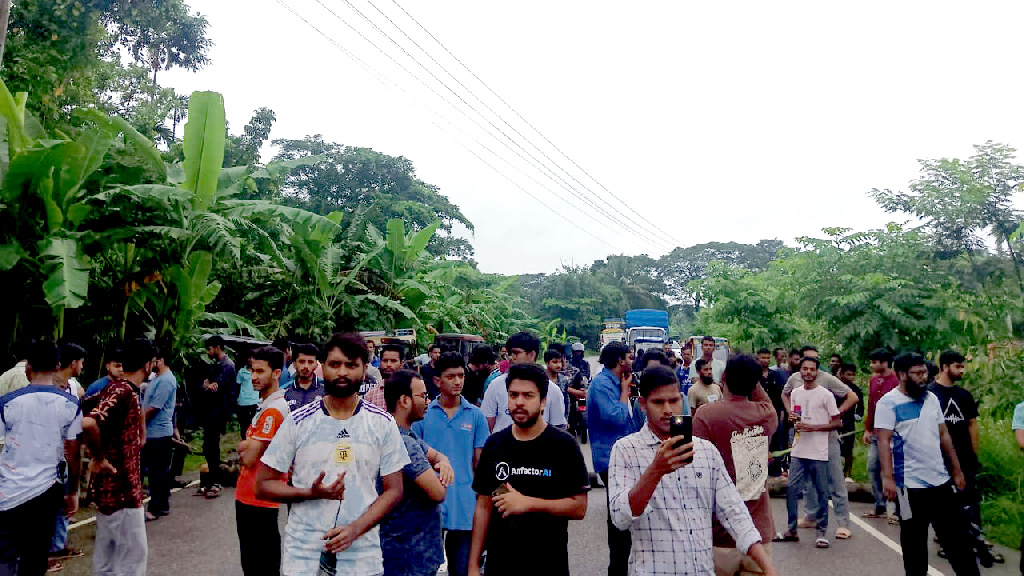 বরিশাল ইঞ্জিনিয়ারিং কলেজের শিক্ষার্থীদের মহাসড়ক ব্লকেড