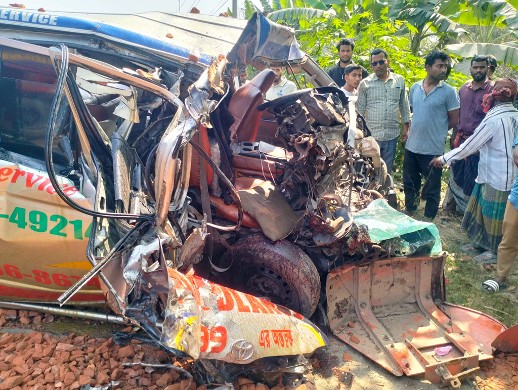বরিশালে অ্যাম্বুলেন্স-ট্রলির সংঘর্ষে চালক নিহত, রোগীসহ আহত ৭