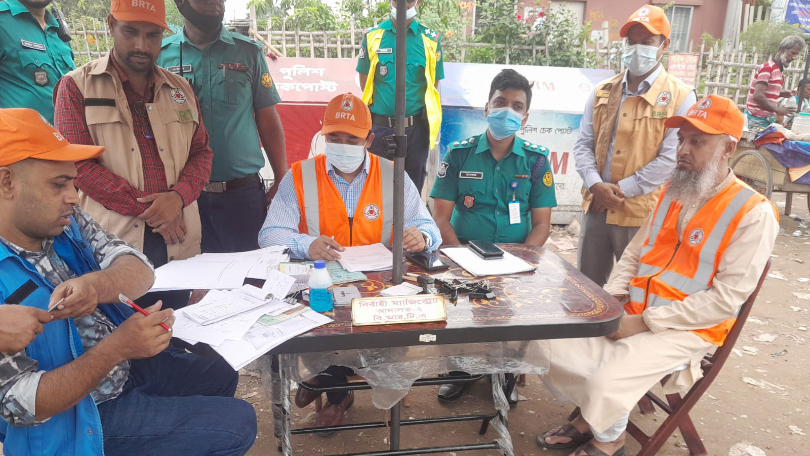 মেয়াদোত্তীর্ণ যানবাহন সরাতে রাজধানীর ৮ এলাকায় অভিযান