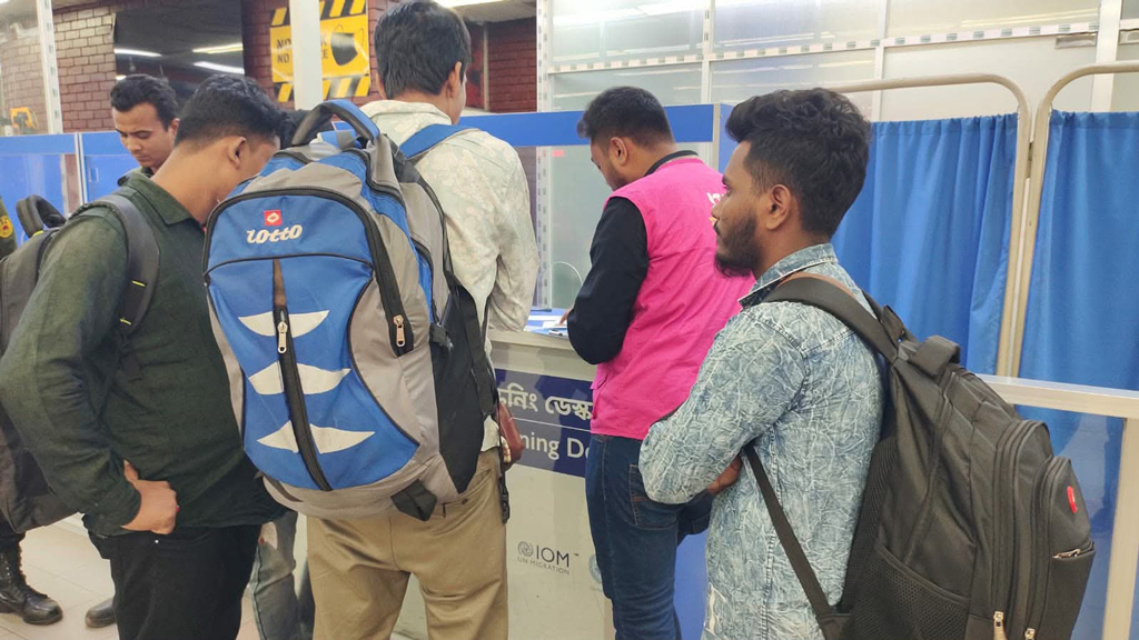 কম্বোডিয়ার সাইবার স্ক্যাম চক্র থেকে উদ্ধার ৩৭ বাংলাদেশি ফিরলেন দেশে