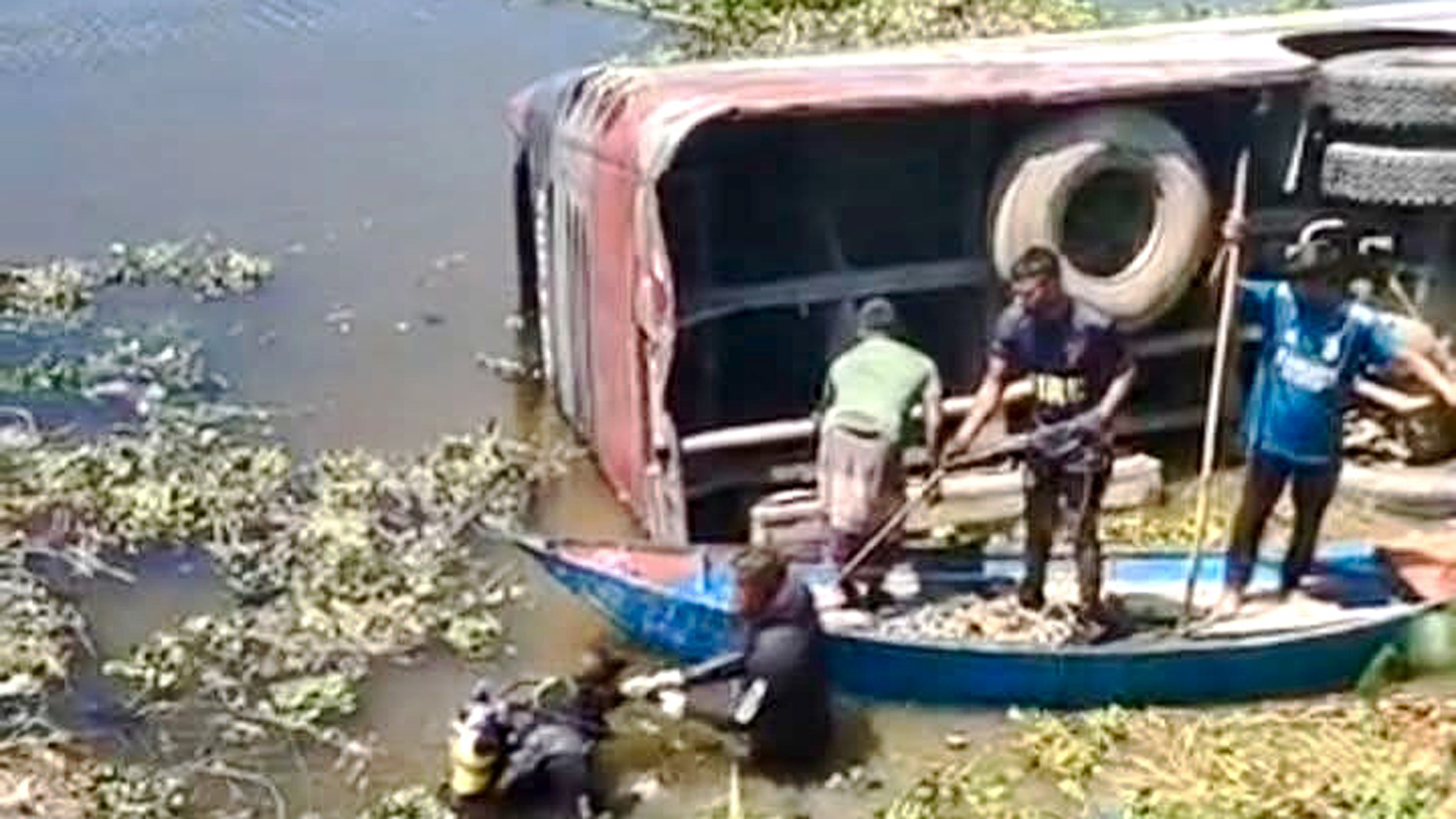 মানিকগঞ্জে নিয়ন্ত্রণ হারিয়ে খাদের পানিতে বাস, আহত ২০