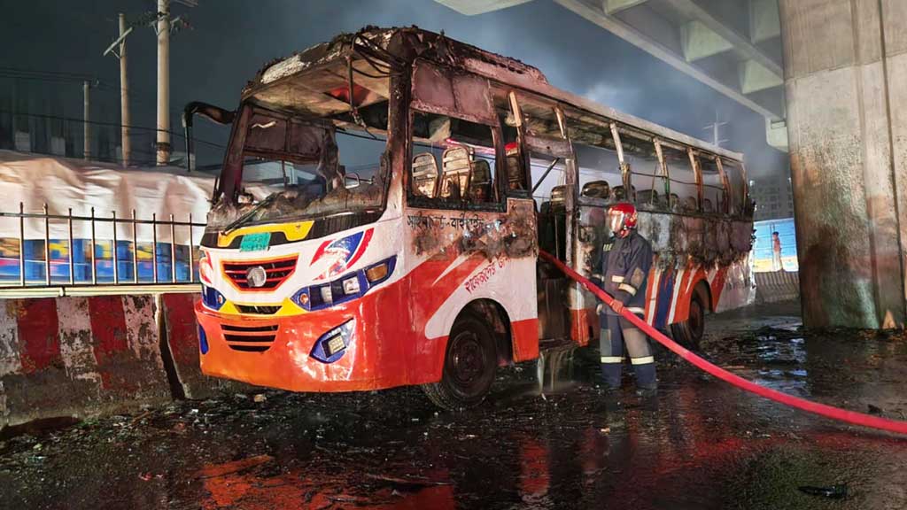 আশুলিয়ায় থেমে থাকা বাসে আগুন
