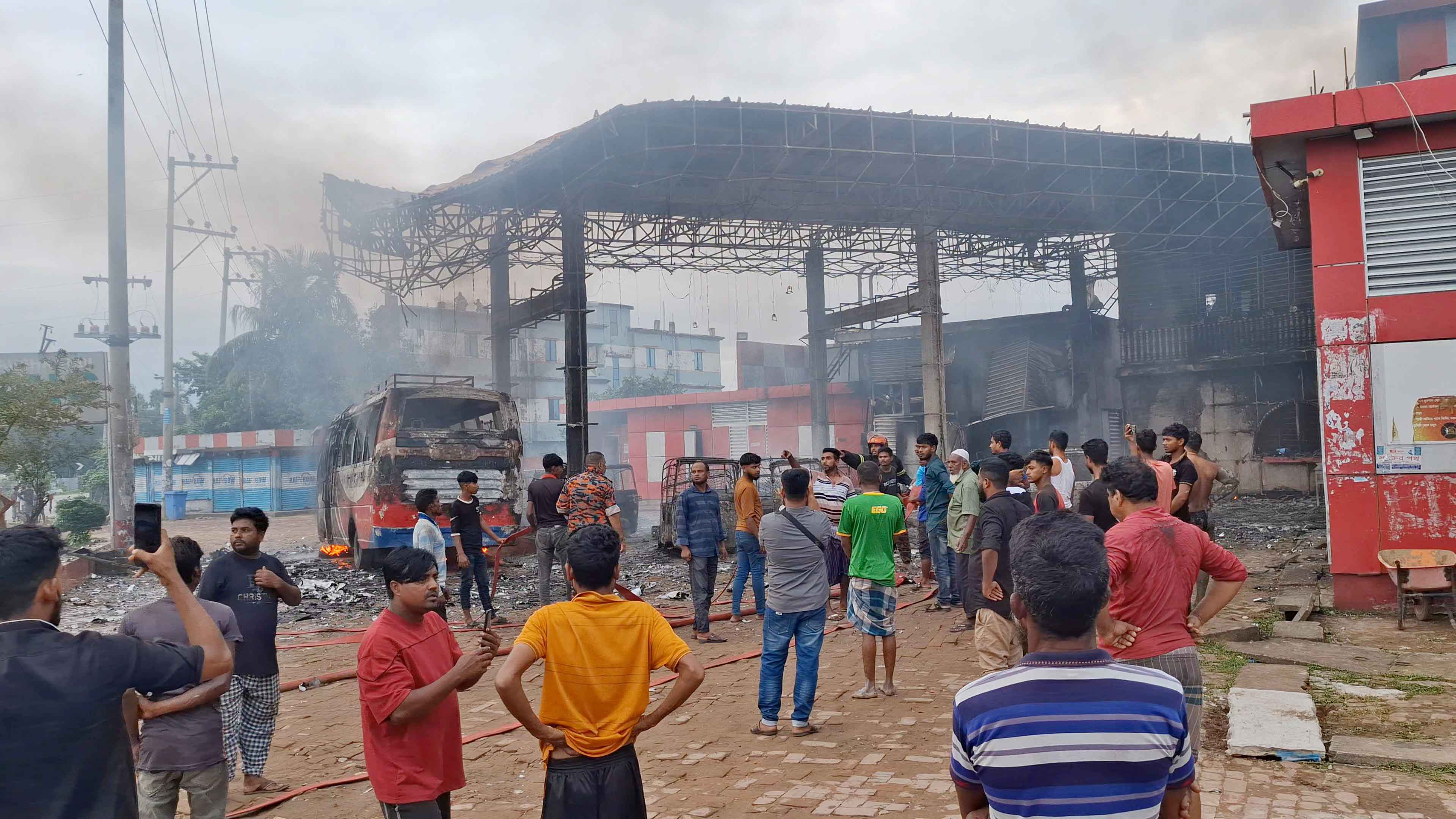 বাসে গ্যাস নেওয়ার সময় বিস্ফোরণ, পুড়ল ১২ গাড়ি