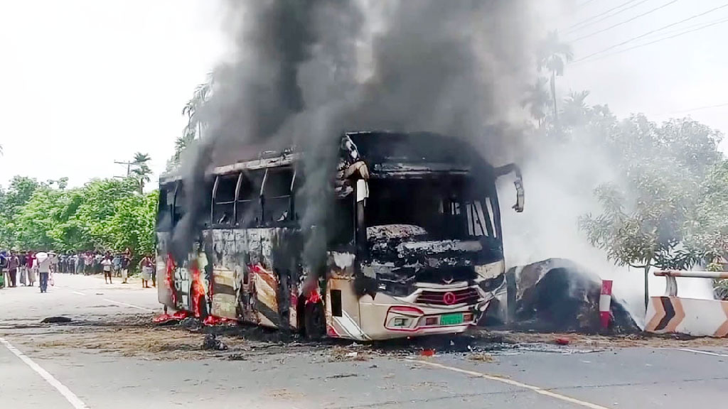 ৩০০ ফুট পর্যন্ত টেনে নিয়ে যায় বাসটি, প্রাণ হারালেন মোটরসাইকেলচালক