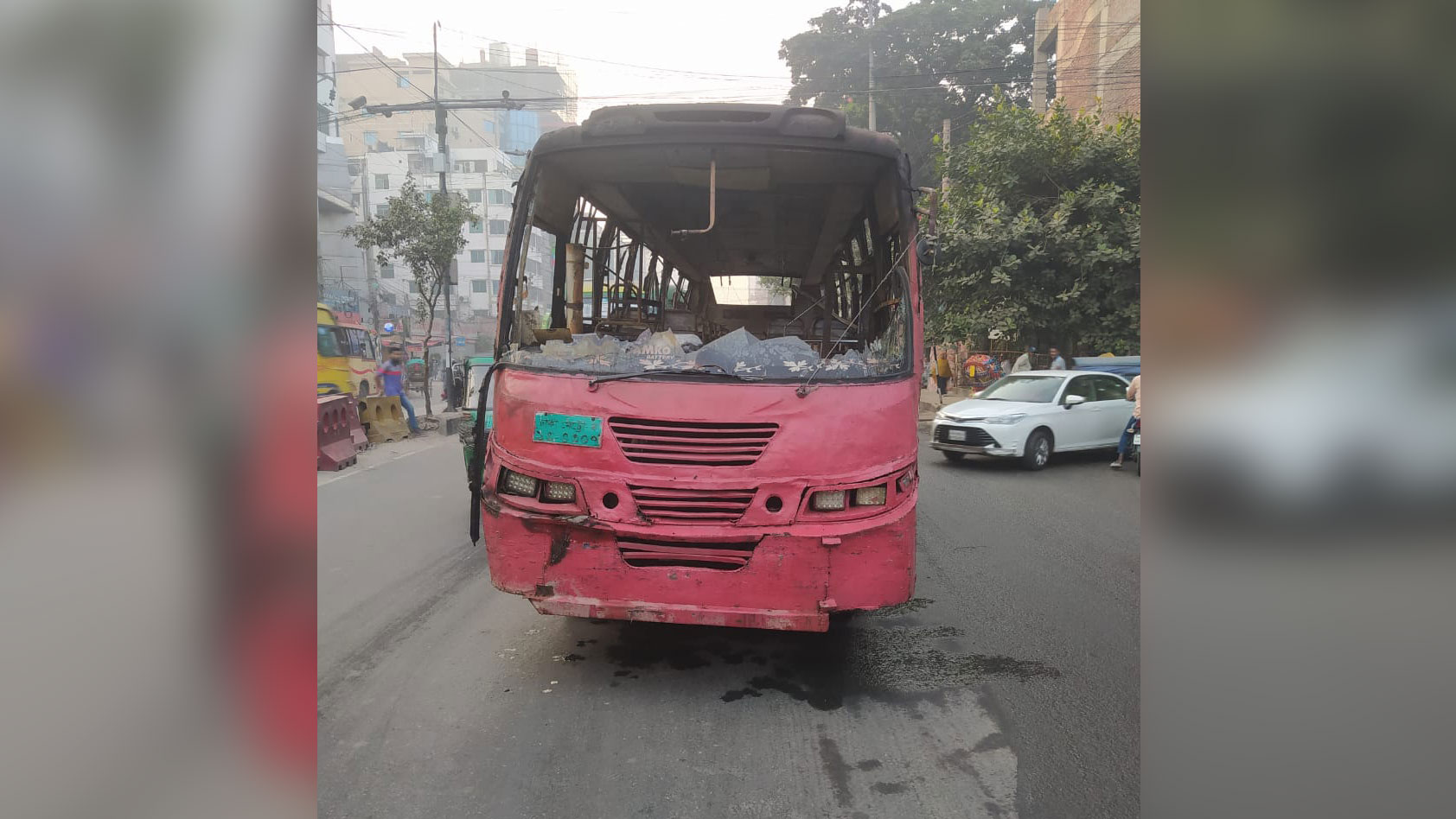 ভোরে রাজধানীর বাড্ডা ও শাহজাদপুরে দুটি বাসে আগুন