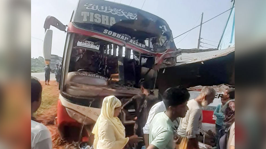 বাস নিয়ন্ত্রণ হারিয়ে মসজিদে ধাক্কা, বাবা-ছেলে নিহত