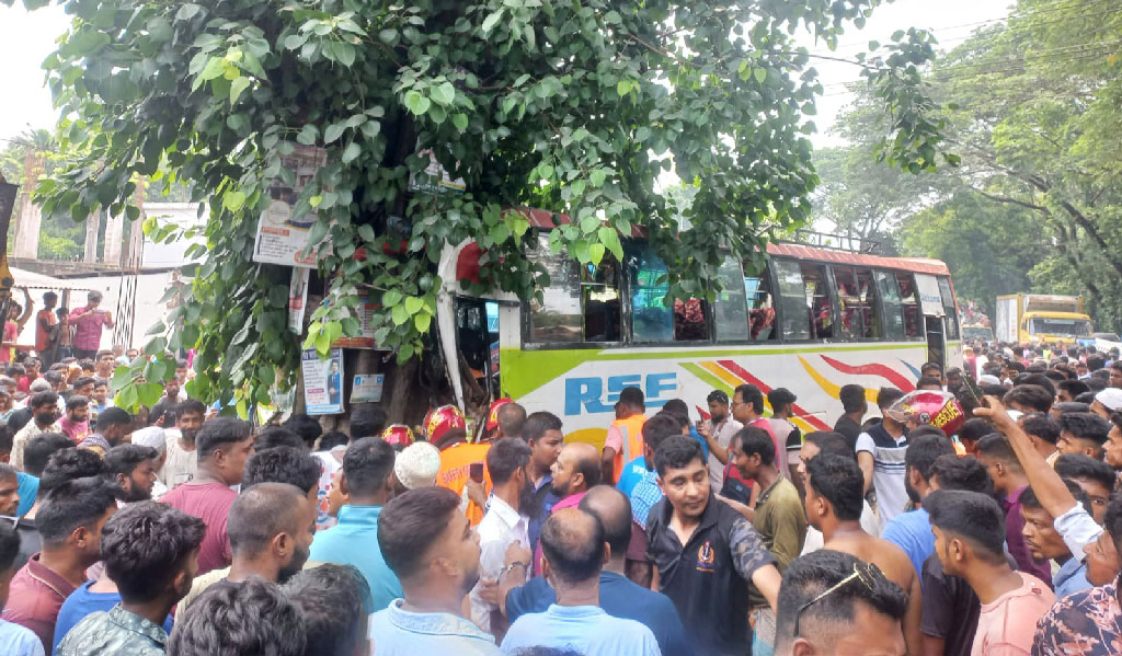 মধুখালীতে গাছের সঙ্গে ধাক্কা খেল যাত্রীবাহী বাস, আহত ৫