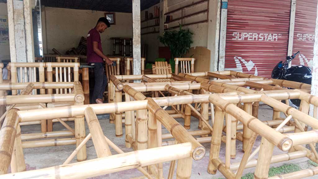 বাঁশের ফার্নিচারে পর্যটকদের আগ্রহ বাড়ছে
