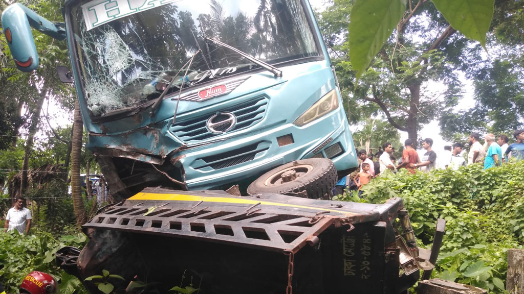 কয়েক ঘণ্টা চেষ্টা করে পিকআপ থেকে বের করা হলো দ্বিতীয় লাশটি