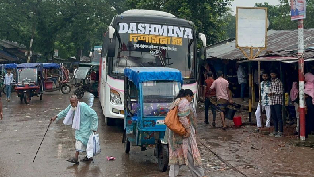 বাউফল-ঢাকা রুটে বাস সংকট, ঘণ্টার পর ঘণ্টা অপেক্ষায় যাত্রীরা